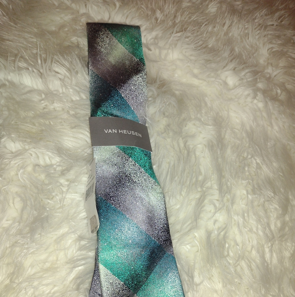 Van Heusen men's tie.
